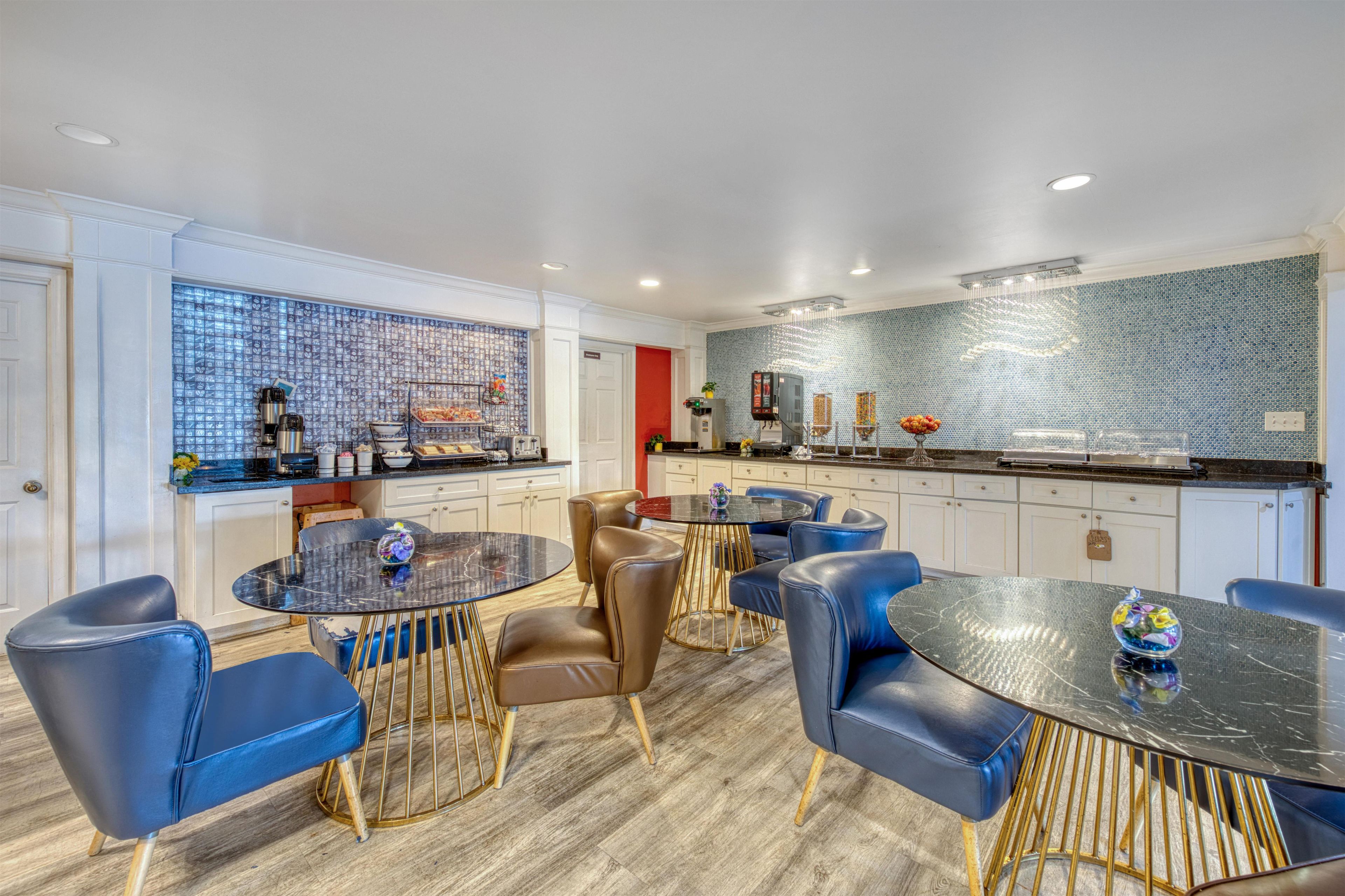 Une cuisine moderne dotée d’un îlot central, d’un coin bar et d’un espace repas.