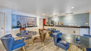 Une cuisine moderne dotée d’un îlot central, d’un coin bar et d’un espace repas.
