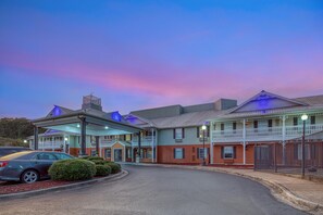A hotel with a covered entrance, multiple stories, and a parking area. - SureStay Hotel by Best Western Tuscaloosa Southeast (Tuscaloosa)
