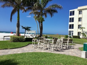 Outdoor dining - Island House Beach Resort V34 (Siesta Key)