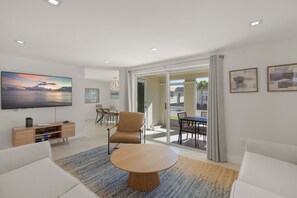 TV connectée, baby-foot, table de tennis de table, livres