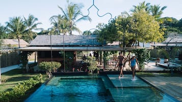 Piscina externa, guarda-sóis, espreguiçadeiras