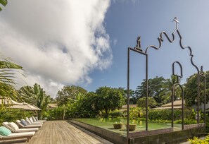 Piscina a l'aire lliure, para-sols i gandules 