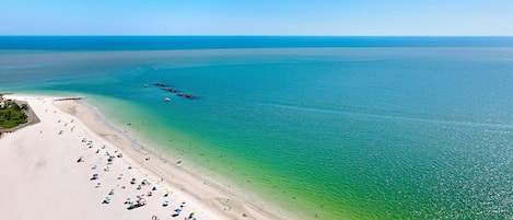Nära stranden, solstolar och strandhanddukar