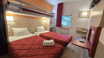 Standaard kamer, 3 eenpersoonsbedden (Shared Bathroom) | Een laptopwerkplek, gratis wifi, beddengoed