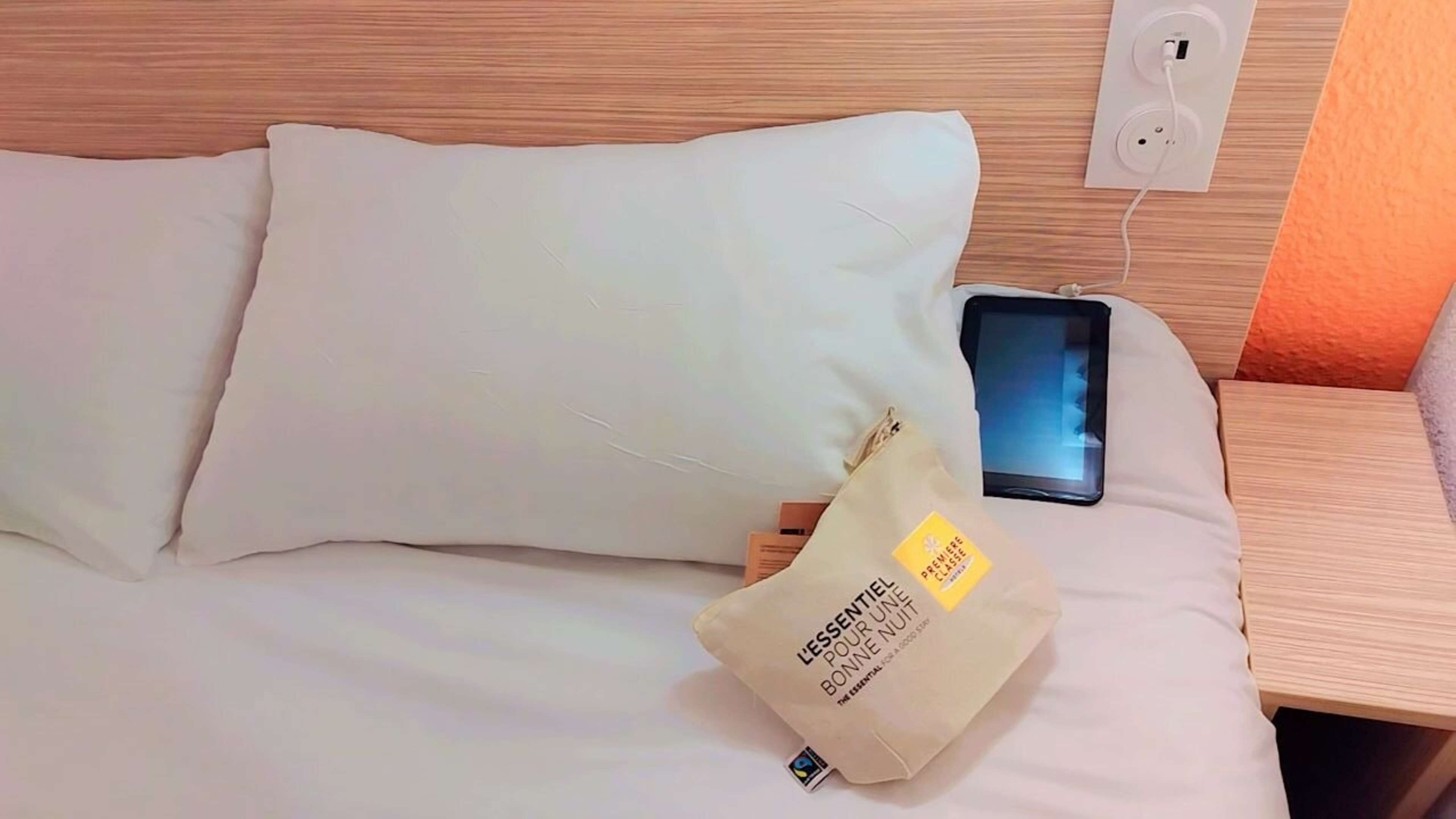 Espacio para trabajar con laptop, wifi gratis y ropa de cama 