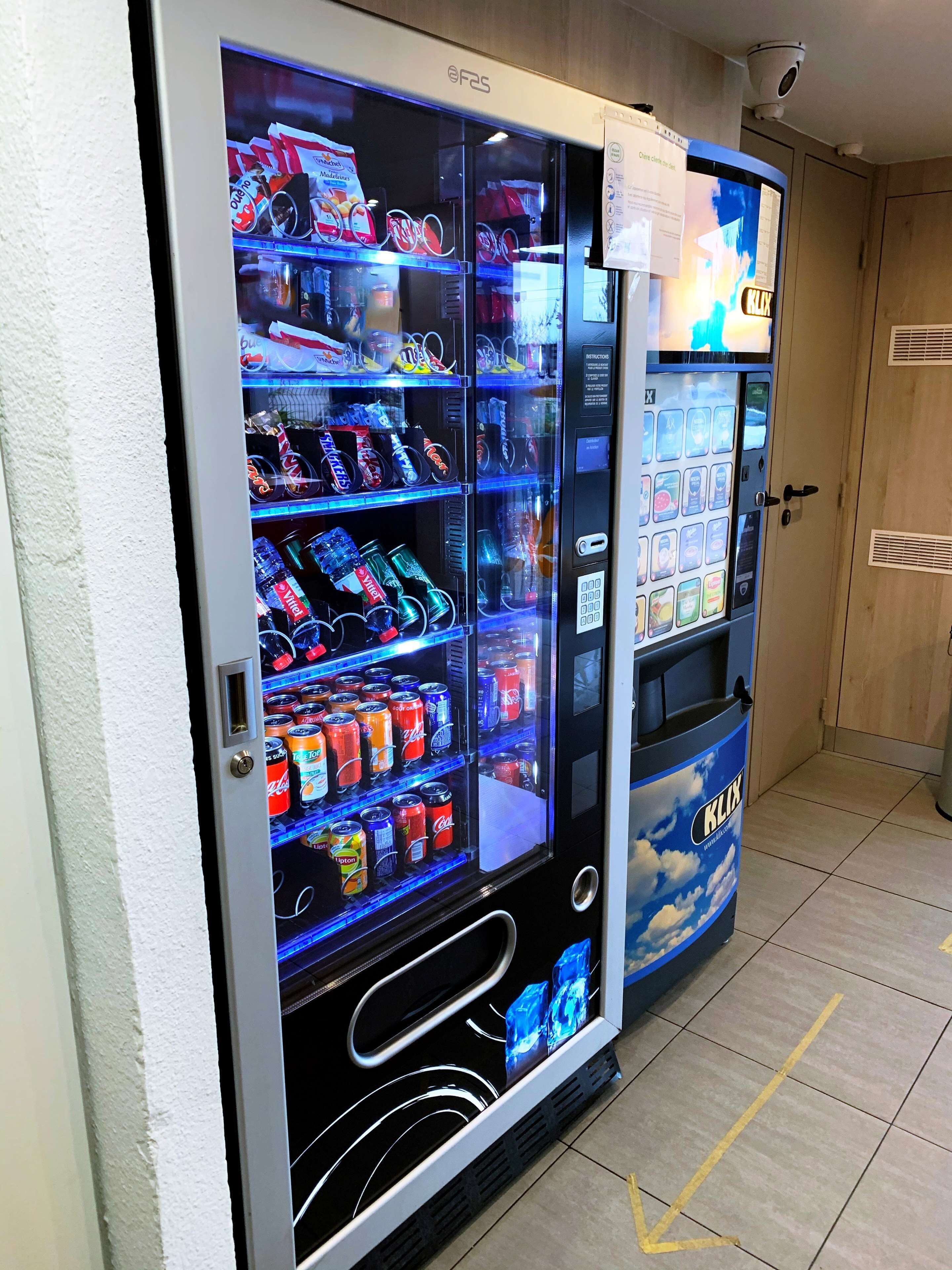 Een automaat met diverse snacks en drankjes.