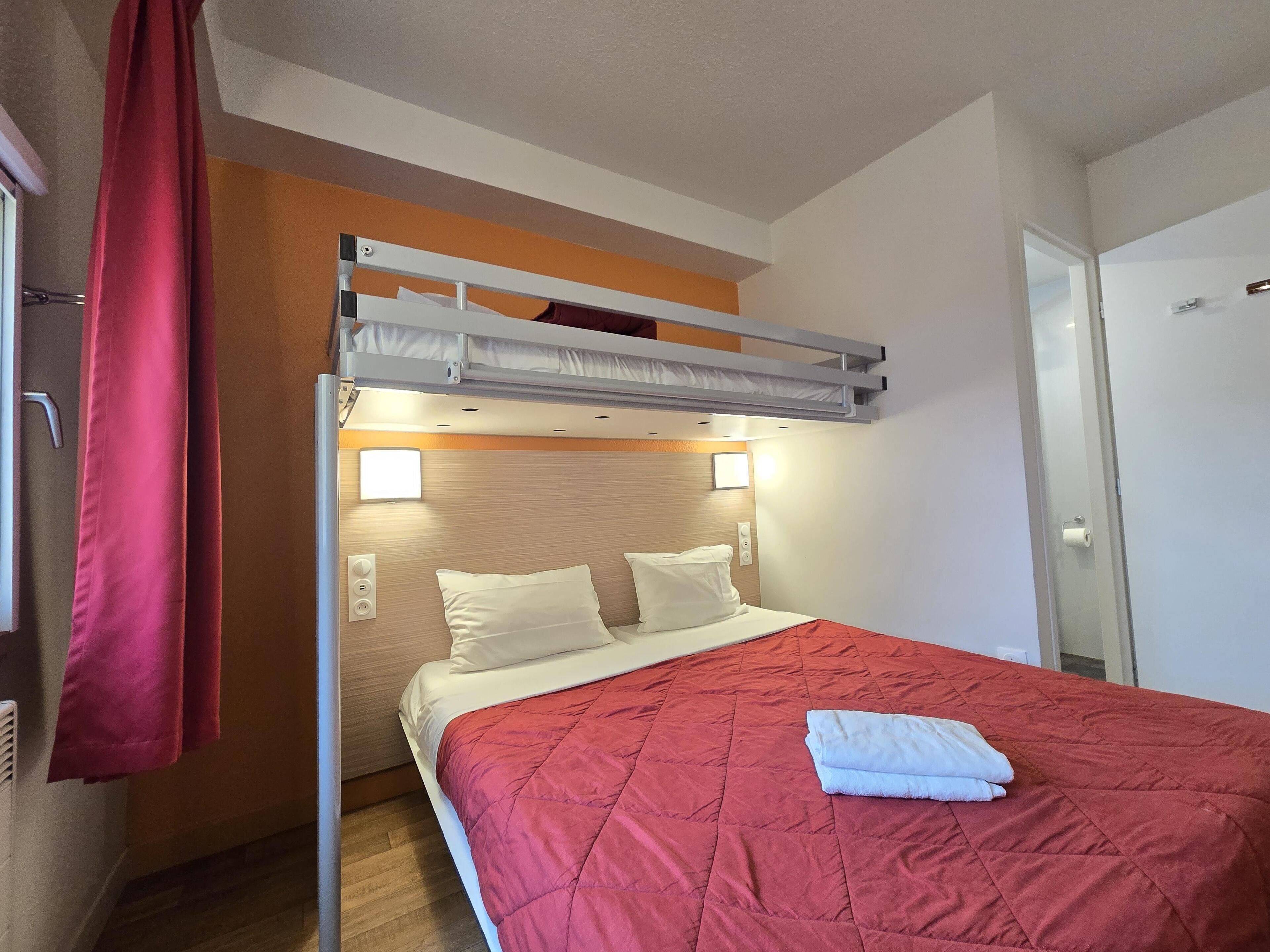 標準客房, 多張床 (Shared Bathroom) | 筆電工作空間、免費無線上網、床單