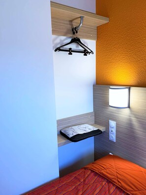 Standard Room, 1 Queen Bed | Laptop workspace, free WiFi, bed sheets - Premiere Classe Troyes Sud - Parc Saint Thibault (Bucheres)
