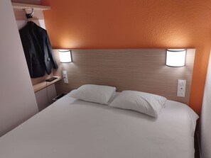 Espacio para trabajar con laptop, wifi gratis y ropa de cama 