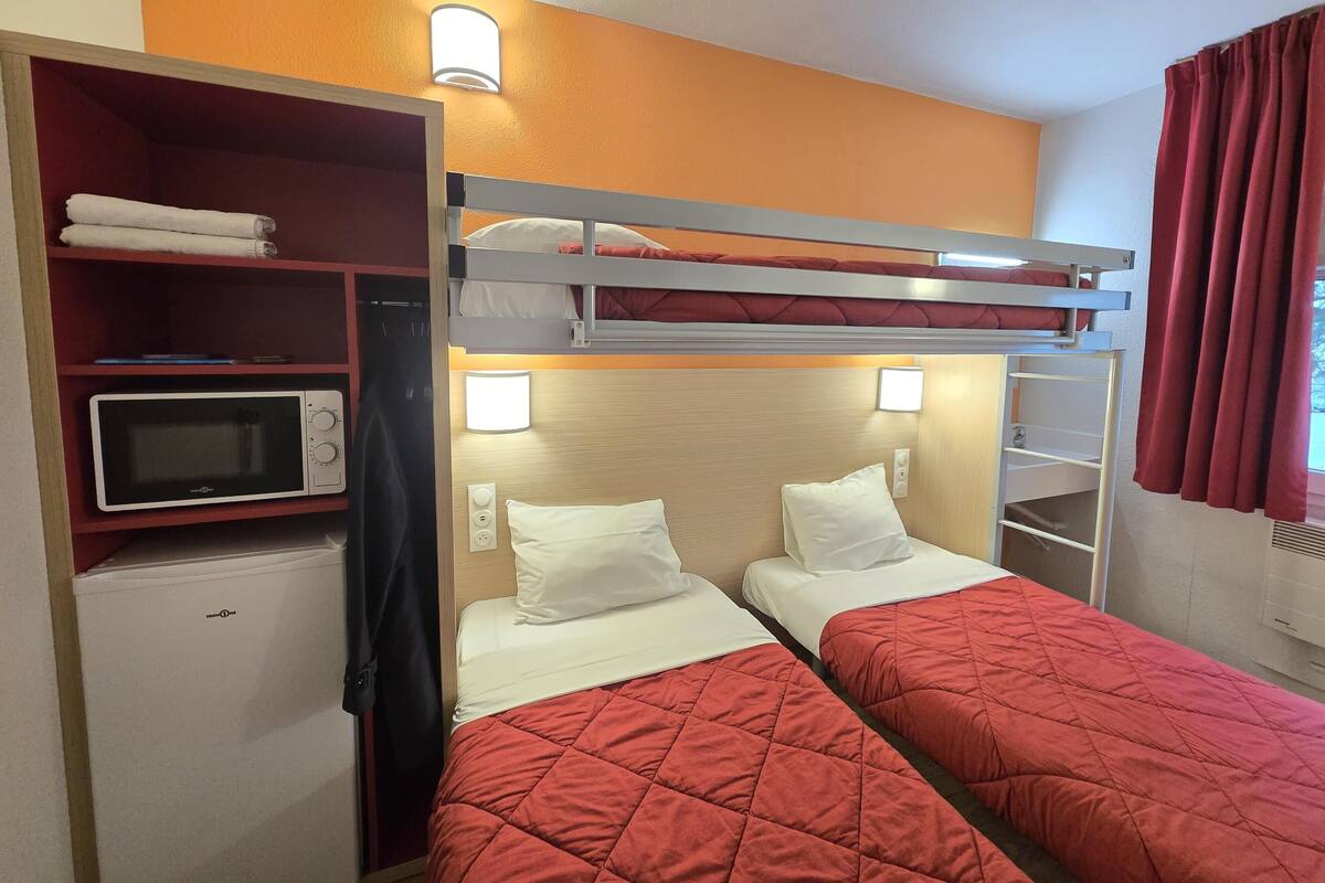 Standard Room, 3 Single Beds (Shared Bathroom) | Laptop workspace, free WiFi, bed sheets