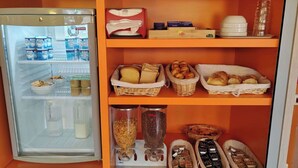 Un refrigerador lleno de diversos alimentos y una máquina de café.