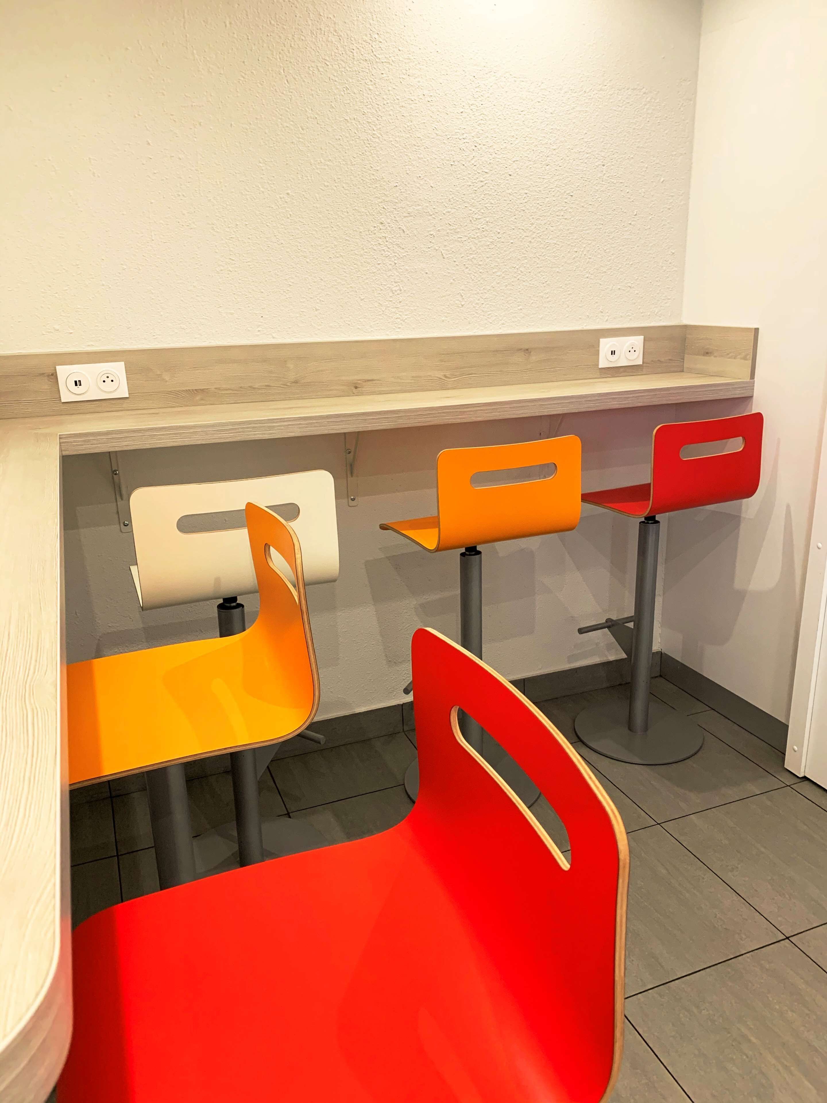 Ein Zimmer mit zwei Tischen und zwei Stühlen, jeweils in unterschiedlichen Farbgestaltungen.