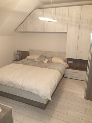 2 bedrooms, desk, iron/ironing board, WiFi