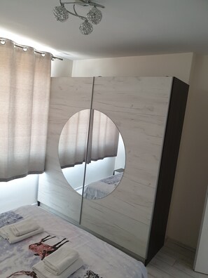 2 habitaciones, tabla de planchar con plancha, wifi y ropa de cama 