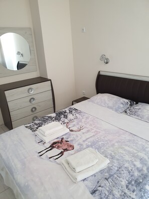 2 bedrooms, desk, iron/ironing board, WiFi