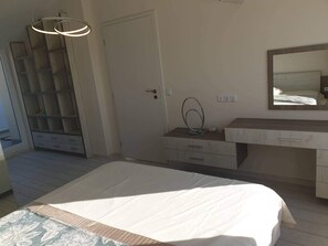 2 bedrooms, desk, iron/ironing board, WiFi