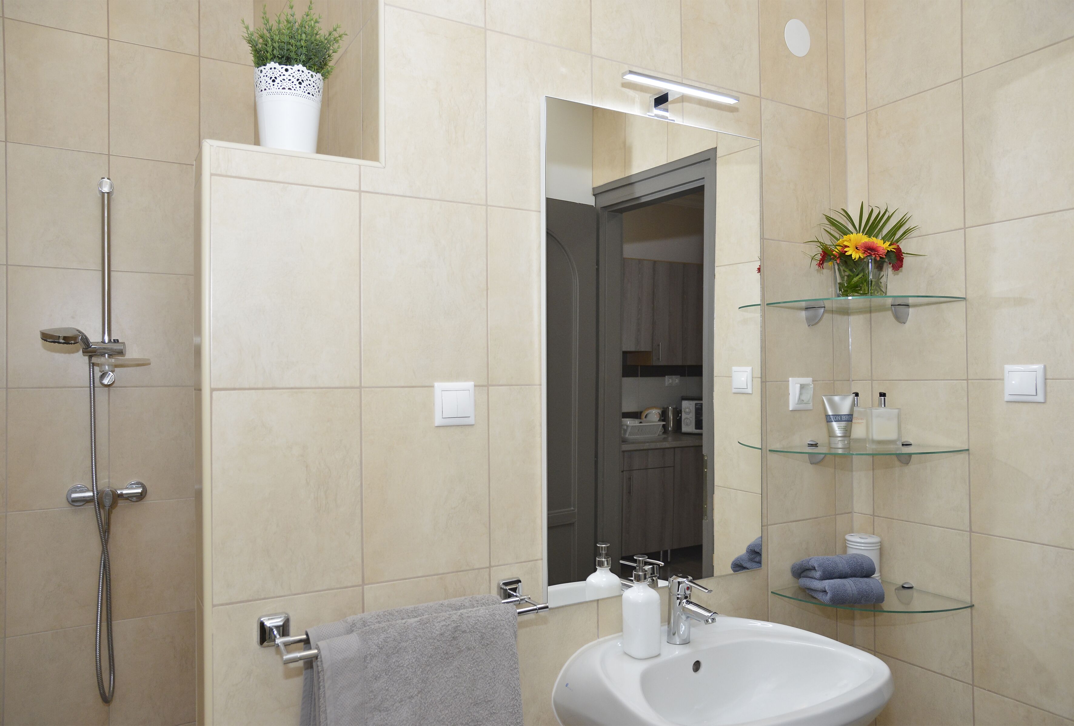 Badewanne, Haartrockner, Handtücher, Seife