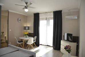 Iron/ironing board, WiFi, bed sheets