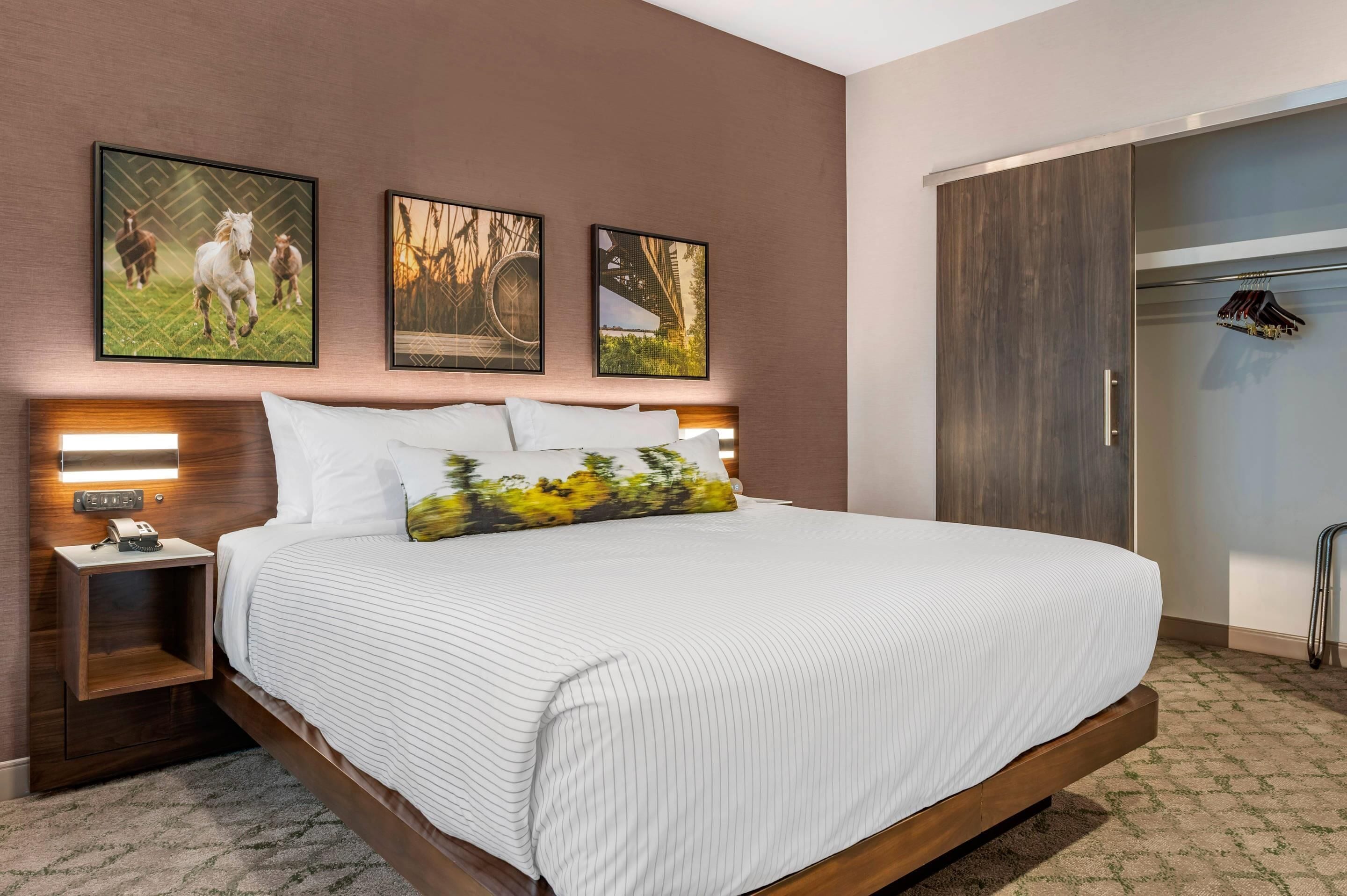 Suite, 1 kingsize bed met slaapbank, niet-roken | Een bureau, een laptopwerkplek, een strijkplank/strijkijzer, gratis wifi