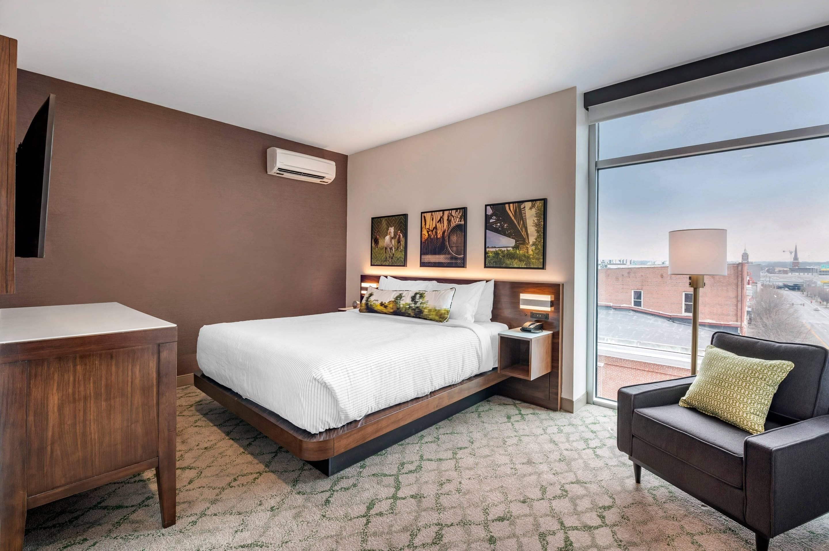 Desk, laptop workspace, iron/ironing board, free WiFi