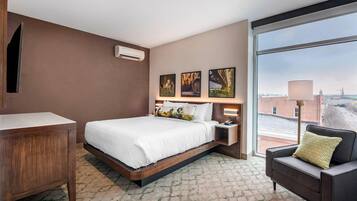 Desk, laptop workspace, iron/ironing board, free WiFi