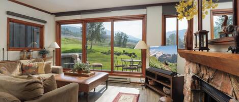 Télévision, cheminée, table de tennis de table