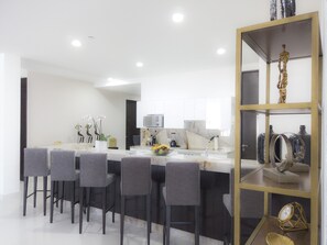 Kühlschrank, Mikrowelle, Herdplatte, Wasserkocher mit Kaffee-/Teezubehör