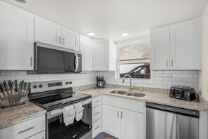 Kühlschrank, Mikrowelle, Wasserkocher mit Kaffee-/Teezubehör, Toaster