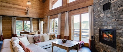 تلفزيون، مدفأة، مشغل دي في دي