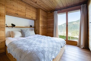 5 bedrooms, iron/ironing board, free WiFi, bed sheets