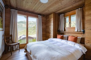 5 bedrooms, iron/ironing board, free WiFi, bed sheets