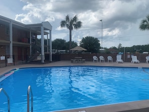 Una piscina al aire libre