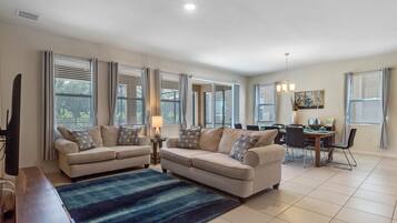 Flatscreentelevisie, een dvd-speler en een tafeltennistafel