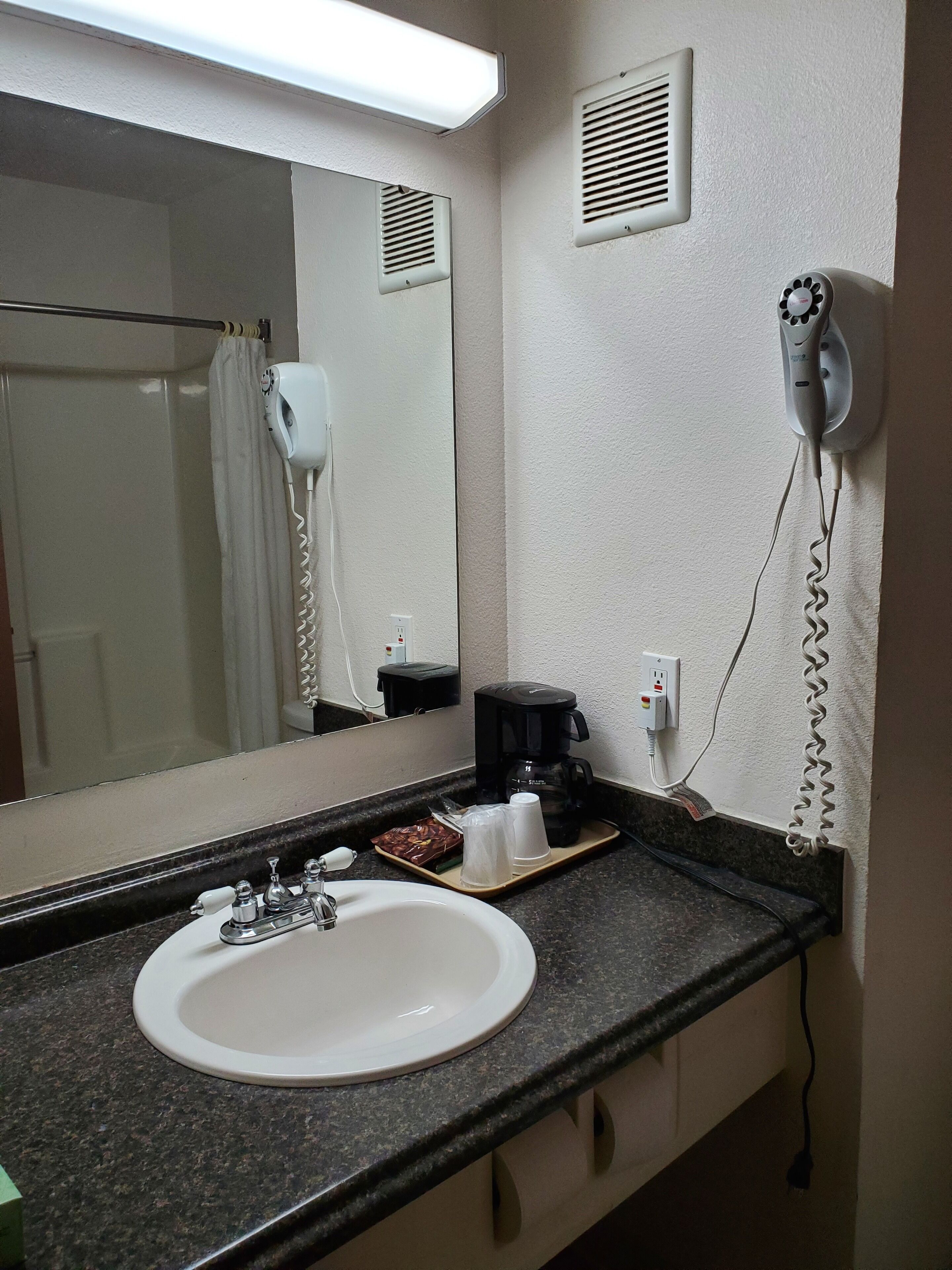 combined shower/bathtub, hair dryer, towels