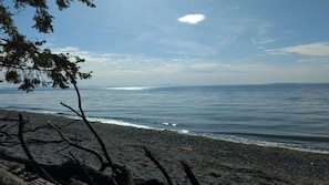 A beach with a clear sky, calm water, and a distant shoreline. - Bellis Inn (Bellingham)