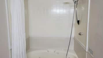 Chambre Deluxe, 1 très grand lit | Salle de bain | Ensemble baignoire-douche, séchoir à cheveux, serviettes fournies