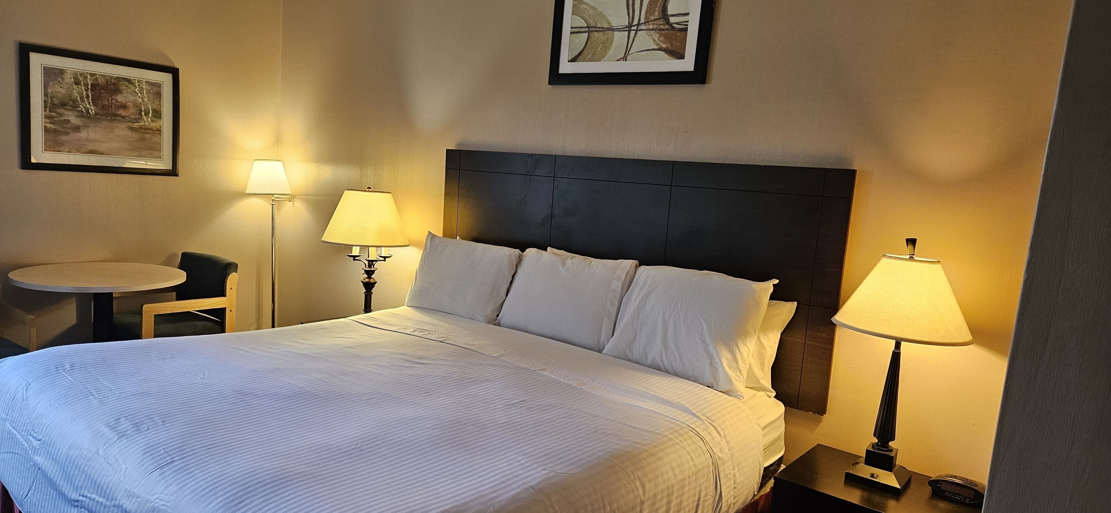Deluxe Room, 1 King Bed | Desk, laptop workspace, blackout curtains, iron/ironing board