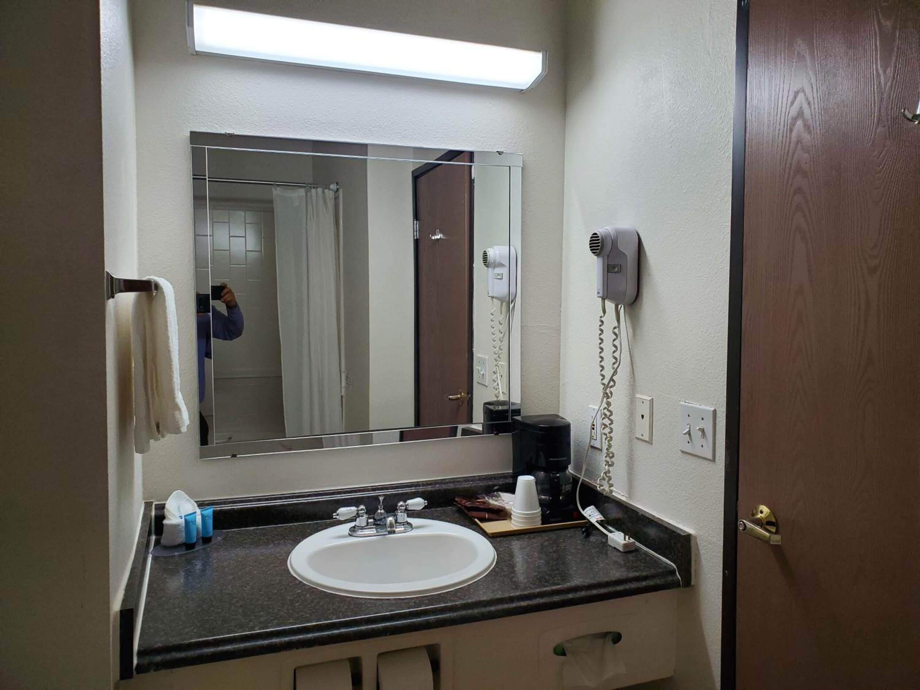 deluxe room, 1 queen bed | bathroom | combined shower/bathtub, hair dryer, towels