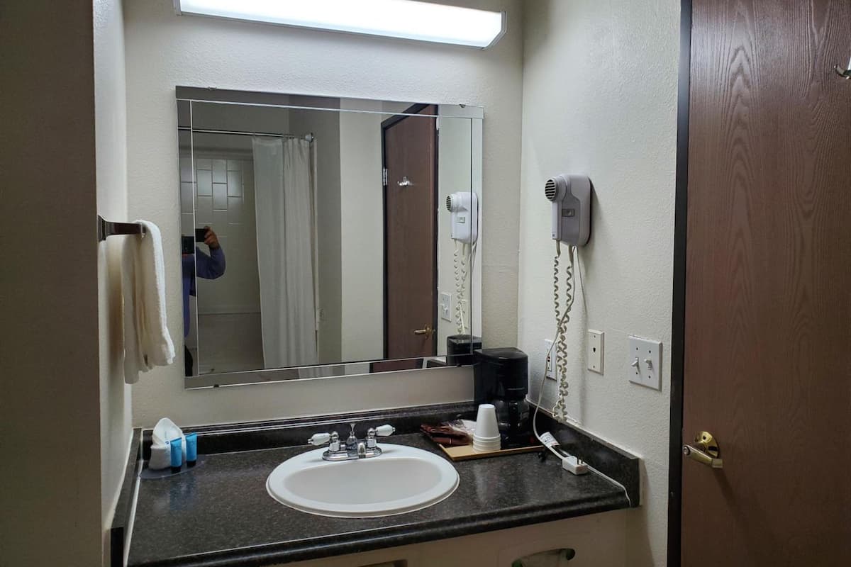 deluxe room, 1 queen bed | bathroom | combined shower/bathtub, hair dryer, towels