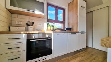 Fridge, oven, stovetop, dishwasher