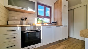 Fridge, oven, stovetop, dishwasher