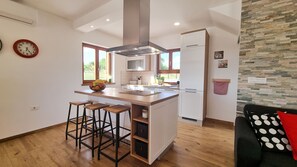 Kjøleskap, ovn, kokeplater og oppvaskmaskin