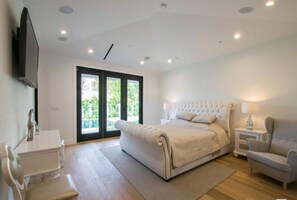 4 makuuhuonetta, silitysrauta/-lauta, vauvan matkasänky, Wi-Fi