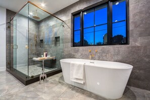 Badewanne, Haartrockner, Handtücher, Seife