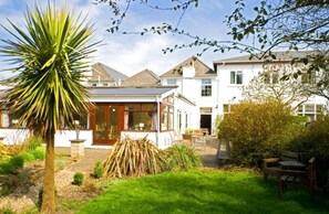 Garden - The Prince Of Wales Hotel Berkeley by Belvilla , A38 M5 (Dursley)