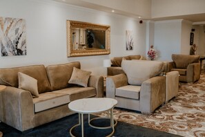 Property entrance - The Prince Of Wales Hotel Berkeley by Belvilla , A38 M5 (Dursley)