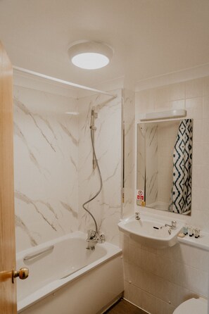 Shower, rainfall showerhead, free toiletries, towels - The Prince Of Wales Hotel Berkeley by Belvilla , A38 M5 (Dursley)