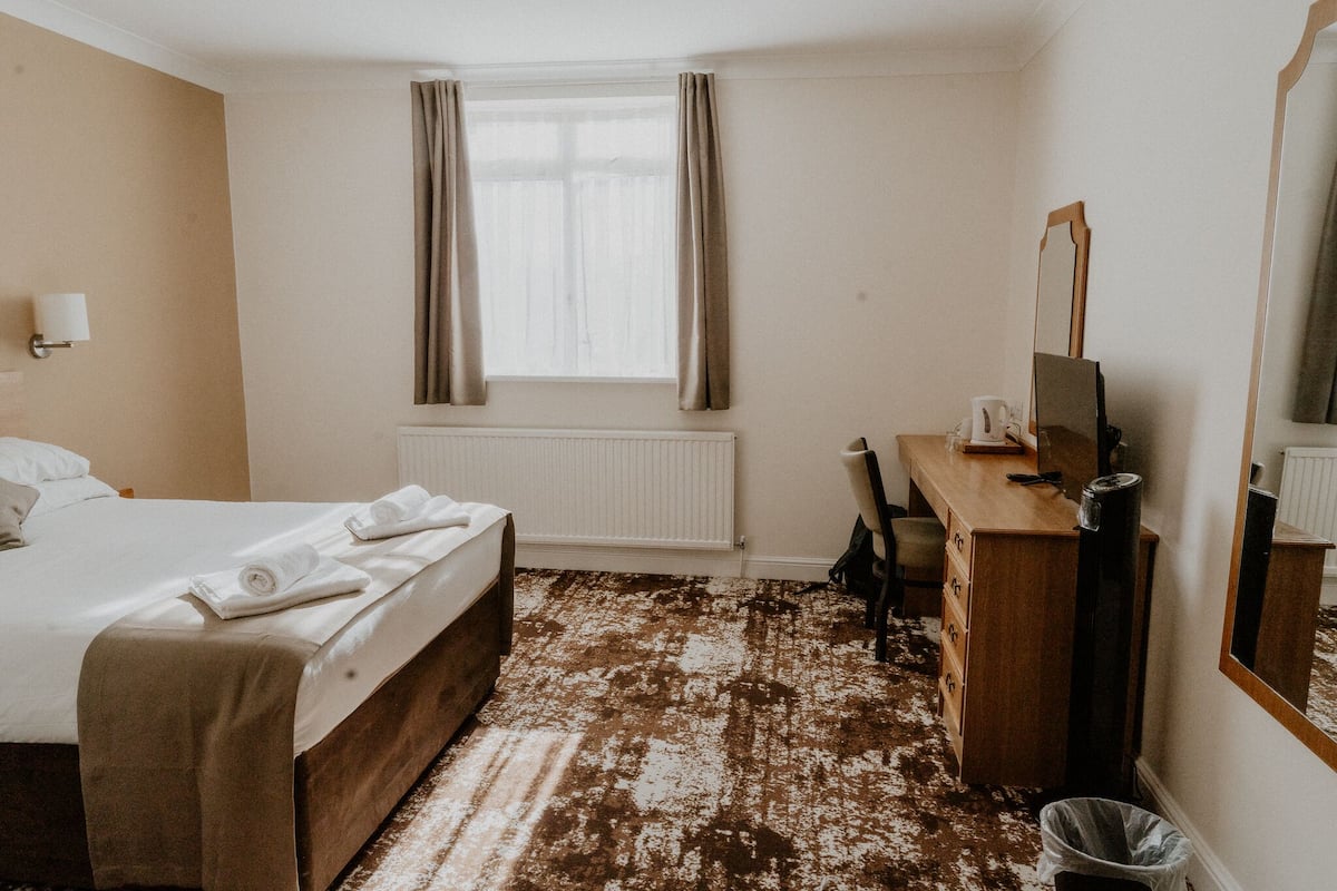 Hypo-allergenic bedding available, desk, soundproofing, WiFi (free)