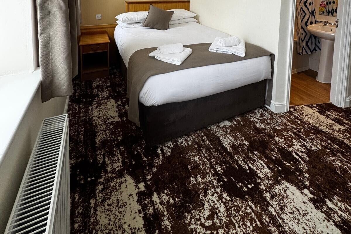 Hypo-allergenic bedding available, desk, soundproofing, WiFi (free)